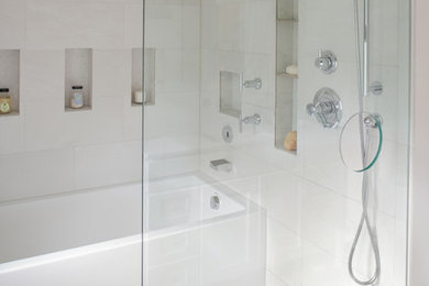 Modelo de cuarto de baño principal contemporáneo con bañera empotrada, ducha a ras de suelo, baldosas y/o azulejos blancos, baldosas y/o azulejos de porcelana y suelo de baldosas de porcelana