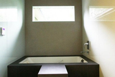 Modelo de cuarto de baño contemporáneo con bañera empotrada, ducha a ras de suelo, baldosas y/o azulejos blancos, baldosas y/o azulejos de porcelana y suelo de baldosas de porcelana