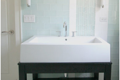Großes Modernes Duschbad mit Schrankfronten im Shaker-Stil, dunklen Holzschränken, Einbaubadewanne, Duschbadewanne, beigen Fliesen, Keramikfliesen, beiger Wandfarbe, Aufsatzwaschbecken und Quarzwerkstein-Waschtisch in Chicago