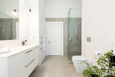 Imagen de cuarto de baño actual con baldosas y/o azulejos grises, baldosas y/o azulejos de porcelana y suelo de baldosas de porcelana