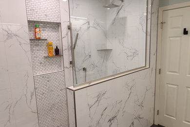 Inredning av ett modernt mellanstort grå grått en-suite badrum, med luckor med infälld panel, vita skåp, en öppen dusch, vit kakel, porslinskakel, grå väggar, klinkergolv i porslin, ett undermonterad handfat, bänkskiva i kvartsit, svart golv och med dusch som är öppen