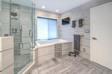 サンディエゴにある中くらいなトランジショナルスタイルのおしゃれなマスターバスルーム (アルコーブ型浴槽、コーナー設置型シャワー、グレーのタイル、磁器タイル、磁器タイルの床、茶色い床、開き戸のシャワー) の写真