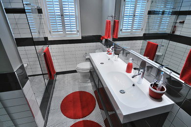 Idée de décoration pour une salle de bain design.