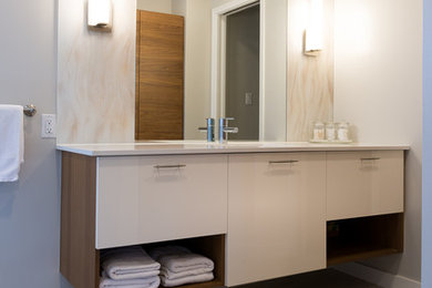 Imagen de cuarto de baño principal contemporáneo con armarios abiertos y puertas de armario blancas