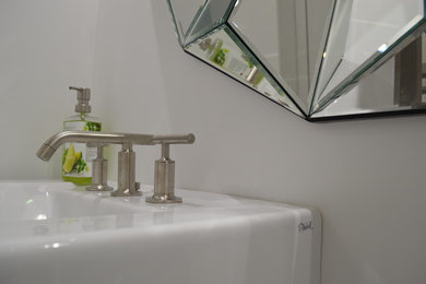 Foto di una piccola stanza da bagno con doccia contemporanea con lavabo a colonna, WC a due pezzi, piastrelle bianche, piastrelle in gres porcellanato, pareti bianche e pavimento in gres porcellanato