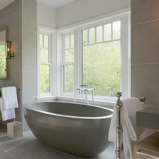Idee per una grande stanza da bagno padronale vittoriana con ante lisce, ante in legno chiaro, vasca freestanding, piastrelle grigie, piastrelle di cemento, pareti bianche, lavabo sottopiano e top grigio