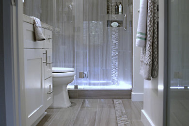 Esempio di una stanza da bagno padronale contemporanea di medie dimensioni con lavabo sottopiano, ante in stile shaker, ante bianche, top in superficie solida, WC a due pezzi, piastrelle grigie, piastrelle a mosaico, pareti grigie e pavimento in marmo