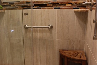 Inspiration för mellanstora moderna en-suite badrum, med en dusch i en alkov och keramikplattor