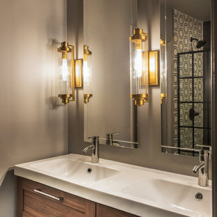 Aménagement d'une petit salle de bain principale contemporaine avec un placard à porte persienne, des portes de placard marrons, une douche ouverte, un WC à poser, un mur gris, un sol en carrelage de céramique, un lavabo intégré, un sol blanc, une cabine de douche à porte battante et un plan de toilette turquoise.