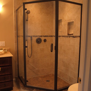 Inspiration för små klassiska beige en-suite badrum, med luckor med profilerade fronter, skåp i mörkt trä, ett platsbyggt badkar, en hörndusch, en toalettstol med separat cisternkåpa, beige kakel, mosaik, beige väggar, klinkergolv i keramik, ett undermonterad handfat och dusch med gångjärnsdörr