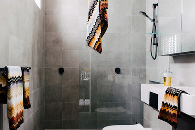 シドニーにあるコンテンポラリースタイルのおしゃれなバスルーム (浴槽なし) (アルコーブ型シャワー、一体型トイレ	、グレーの壁、グレーのタイル、セメントタイル、壁付け型シンク、グレーの床、オープンシャワー) の写真