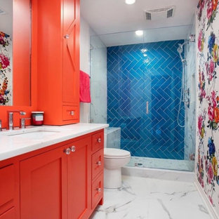 Idee per una stanza da bagno per bambini design con ante in stile shaker, ante arancioni, piastrelle blu, pavimento in marmo e top bianco