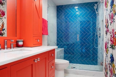 ボストンにあるコンテンポラリースタイルのおしゃれな子供用バスルーム (シェーカースタイル扉のキャビネット、オレンジのキャビネット、青いタイル、大理石の床、白い洗面カウンター) の写真