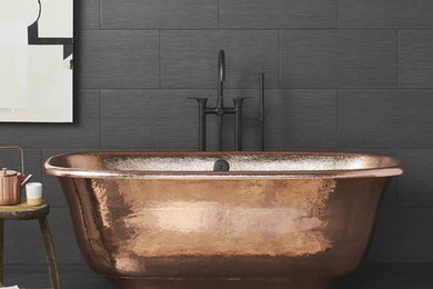 Diseño de cuarto de baño contemporáneo con bañera exenta, baldosas y/o azulejos grises y baldosas y/o azulejos de porcelana