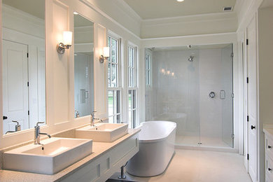 Ejemplo de cuarto de baño principal minimalista grande con puertas de armario blancas, bañera exenta, ducha empotrada, paredes blancas, suelo de madera oscura y lavabo encastrado