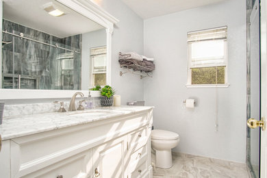 サクラメントにあるトランジショナルスタイルのおしゃれな浴室の写真