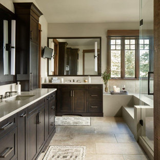 Inspiration för ett stort rustikt vit vitt en-suite badrum, med skåp i mörkt trä, skåp i shakerstil, beige kakel, beige väggar, ett undermonterad handfat och beiget golv