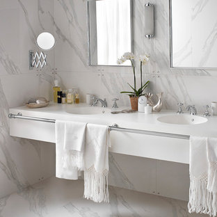Foto di una stanza da bagno moderna con lavabo integrato e top in superficie solida