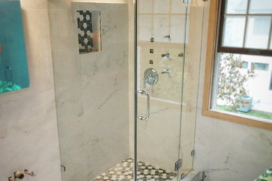 Ejemplo de cuarto de baño actual con ducha esquinera y ducha con puerta con bisagras