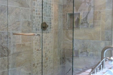 Modelo de cuarto de baño principal tradicional renovado grande con ducha con puerta con bisagras