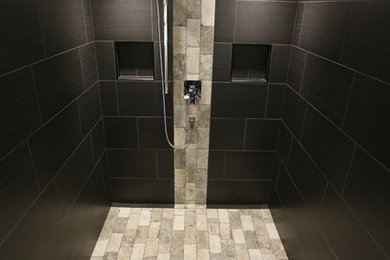 Ejemplo de cuarto de baño actual de tamaño medio con baldosas y/o azulejos negros, baldosas y/o azulejos de porcelana, paredes negras y suelo beige
