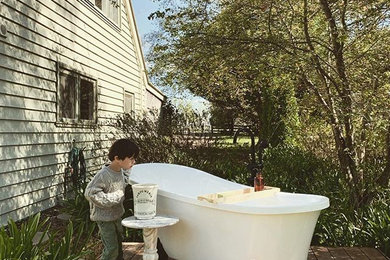 シドニーにあるラスティックスタイルのおしゃれな浴室 (置き型浴槽) の写真