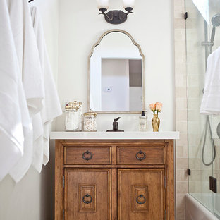 Idéer för att renovera ett litet medelhavsstil en-suite badrum, med skåp i mellenmörkt trä, en hörndusch, beige kakel, stenkakel, vita väggar, travertin golv, ett undermonterad handfat, bänkskiva i kvarts, möbel-liknande och ett badkar i en alkov