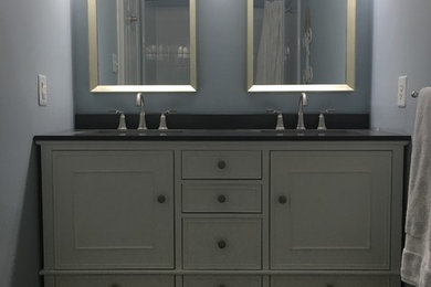 Diseño de cuarto de baño minimalista de tamaño medio con armarios con paneles con relieve, puertas de armario blancas, paredes azules, suelo de baldosas de porcelana, aseo y ducha, lavabo bajoencimera, encimera de cuarzo compacto y suelo gris