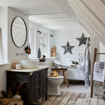 Cosy High-End Bathroom Remodel with Shiplap Feature