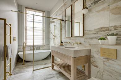 グロスタシャーにあるトランジショナルスタイルのおしゃれな浴室の写真