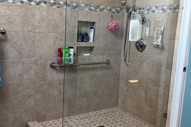 Ejemplo de cuarto de baño tradicional con ducha abierta