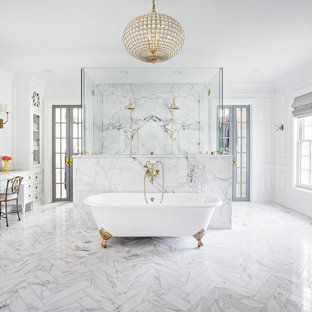 Inspiration för klassiska vitt en-suite badrum, med luckor med infälld panel, vita skåp, ett badkar med tassar, en dubbeldusch, vita väggar, marmorgolv, marmorbänkskiva, vitt golv och dusch med gångjärnsdörr