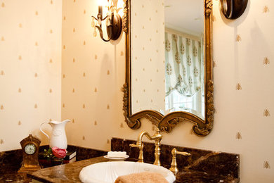 Imagen de cuarto de baño clásico con armarios con paneles con relieve, puertas de armario blancas, encimera de granito y baldosas y/o azulejos marrones