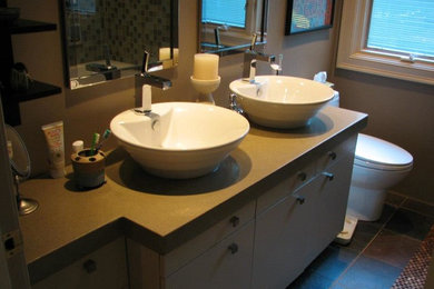ポートランド(メイン)にある高級な中くらいなトラディショナルスタイルのおしゃれな浴室 (ドロップイン型浴槽、グレーのタイル、セメントタイル、ベージュの壁、セラミックタイルの床) の写真