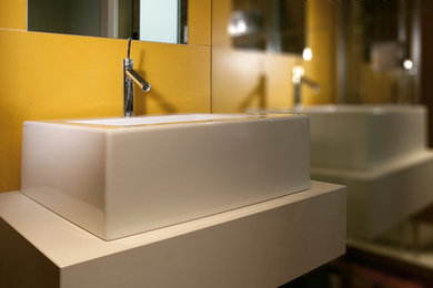 Idéer för ett litet modernt badrum, med gula väggar, ett fristående handfat och bänkskiva i kvartsit