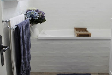 Example of a country bathroom design in Sydney