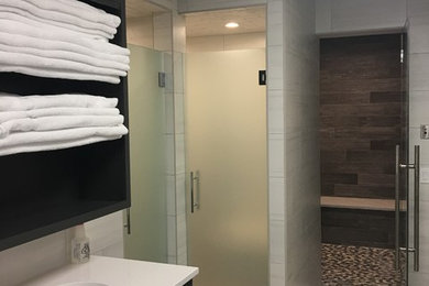 Badezimmer mit Falttür-Duschabtrennung in New York