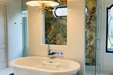トロントにある広いコンテンポラリースタイルのおしゃれなマスターバスルーム (置き型浴槽、バリアフリー、茶色いタイル、石スラブタイル、ベージュの壁、ベージュの床、開き戸のシャワー) の写真
