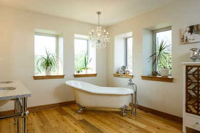 Idéer för mellanstora shabby chic-inspirerade en-suite badrum, med möbel-liknande, vita skåp, ett badkar med tassar, en dusch i en alkov, en vägghängd toalettstol, vit kakel, glaskakel, beige väggar, mellanmörkt trägolv, ett konsol handfat, granitbänkskiva, brunt golv och dusch med gångjärnsdörr
