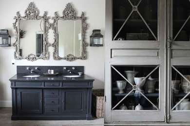 Foto de cuarto de baño clásico renovado de tamaño medio con armarios con paneles empotrados, puertas de armario azules, paredes beige, lavabo bajoencimera y suelo gris