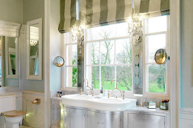 Klassisches Badezimmer En Suite mit integriertem Waschbecken, Wandtoilette mit Spülkasten, grüner Wandfarbe und Schrankfronten mit vertiefter Füllung in Sonstige