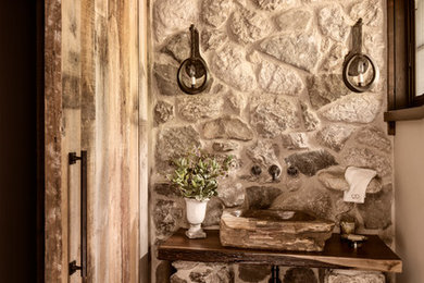 Exempel på ett mellanstort rustikt badrum, med beige väggar, mörkt trägolv och brunt golv