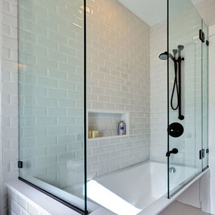 Esempio di una stanza da bagno padronale american style di medie dimensioni con ante in stile shaker, ante in legno bruno, vasca ad alcova, vasca/doccia, WC monopezzo, piastrelle bianche, piastrelle diamantate, pareti bianche, pavimento in gres porcellanato, lavabo sottopiano, top in superficie solida, pavimento grigio e doccia aperta