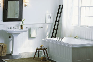アトランタにある中くらいなコンテンポラリースタイルのおしゃれなマスターバスルーム (コンソール型シンク、置き型浴槽、白い壁、濃色無垢フローリング) の写真