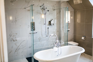 Idéer för stora vintage badrum med dusch, med ett badkar med tassar, en öppen dusch, vit kakel, porslinskakel, flerfärgade väggar, klinkergolv i porslin och ett väggmonterat handfat