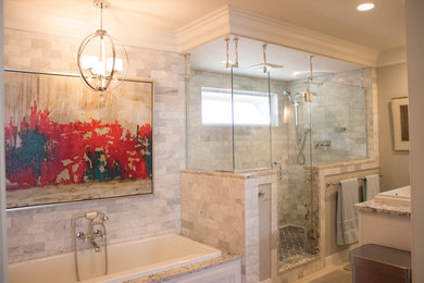 Idée de décoration pour une grande salle de bain principale tradition avec un plan de toilette en marbre.