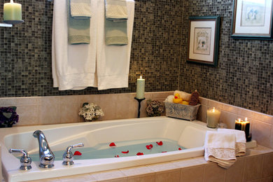 Ejemplo de cuarto de baño principal tradicional de tamaño medio con baldosas y/o azulejos multicolor, baldosas y/o azulejos en mosaico, paredes multicolor y bañera encastrada