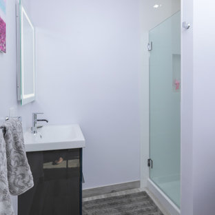 Kleines Nordisches Badezimmer En Suite mit flächenbündigen Schrankfronten, grauen Schränken, Duschnische, Wandtoilette mit Spülkasten, weißen Fliesen, Keramikfliesen, lila Wandfarbe, Porzellan-Bodenfliesen, Trogwaschbecken, Mineralwerkstoff-Waschtisch, grauem Boden, Falttür-Duschabtrennung, weißer Waschtischplatte, Nische, Einzelwaschbecken und schwebendem Waschtisch in San Francisco