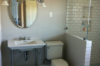 サンフランシスコにある広いトランジショナルスタイルのおしゃれなバスルーム (浴槽なし) (ペデスタルシンク、オープン型シャワー、白いタイル、青いタイル、グレーの壁、モザイクタイル、分離型トイレ、モザイクタイル) の写真
