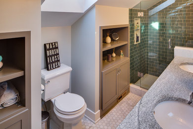Diseño de cuarto de baño principal de estilo americano pequeño con lavabo bajoencimera, armarios estilo shaker, puertas de armario grises, encimera de granito, ducha esquinera, sanitario de dos piezas, baldosas y/o azulejos verdes, paredes grises y suelo de mármol